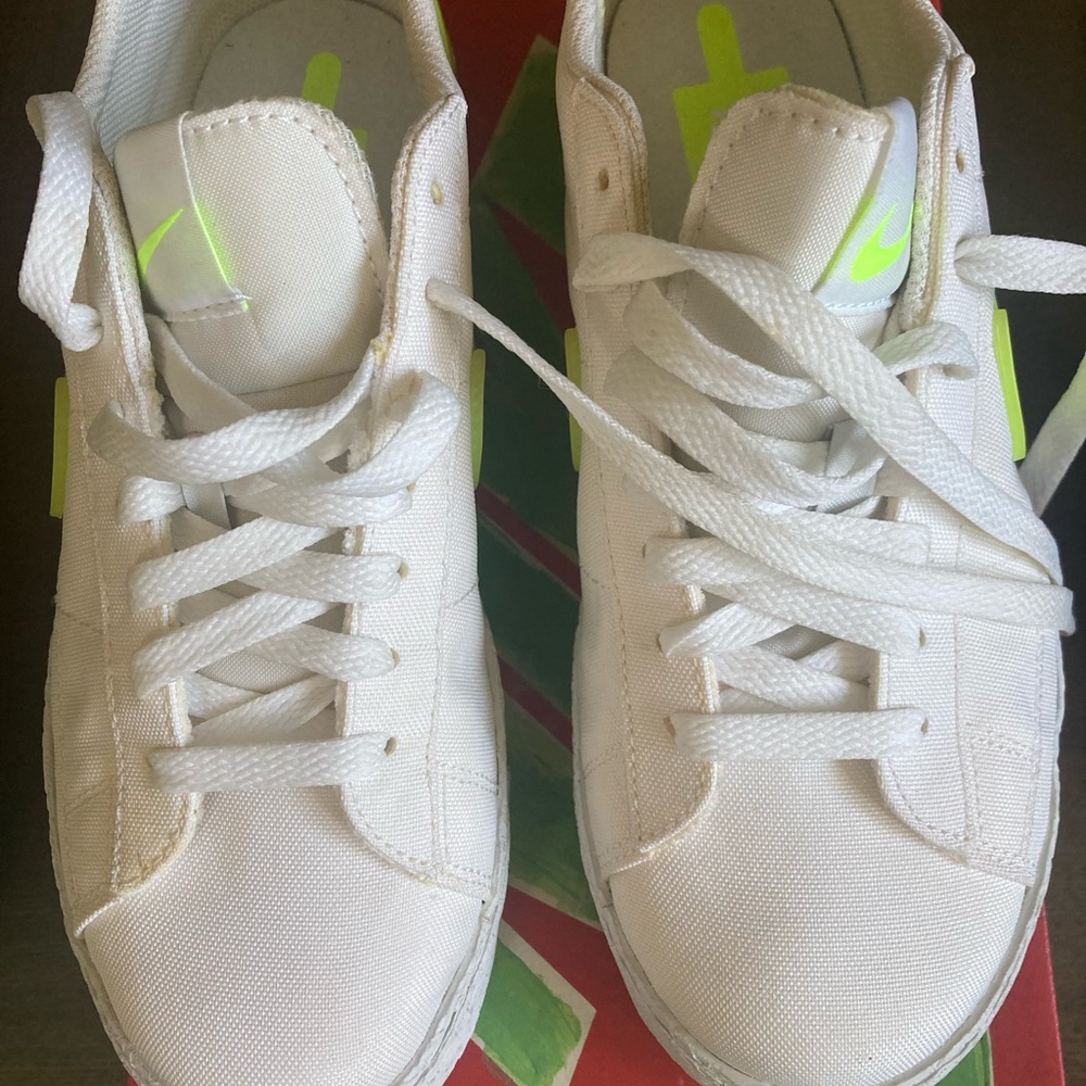 Nike White Low-Top Sneakers Minimalist Design